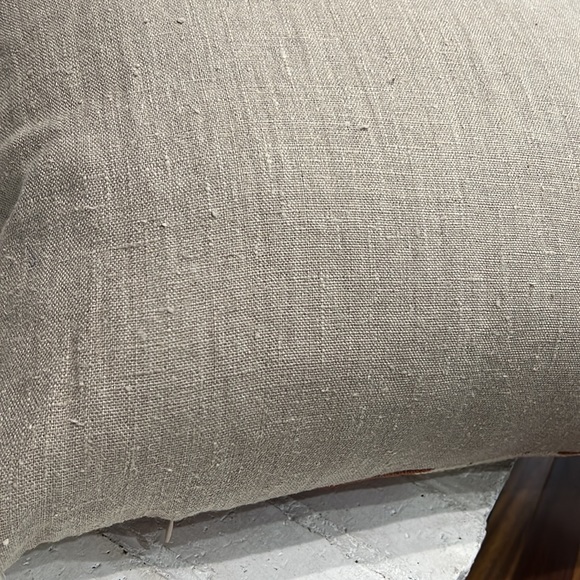 #28–Accent pillow - Picture 4 of 6